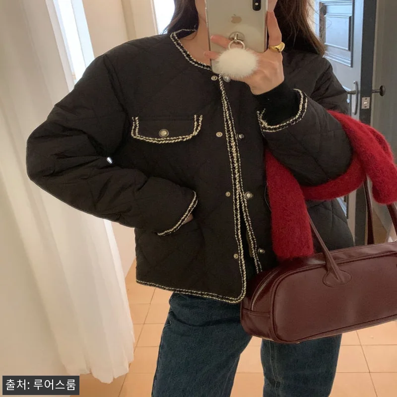 가드니 카라 배색 트위드 노카라 다이아 물결 경량 퀼팅 누빔 패딩 점퍼 자켓, 겨울 데일리룩으로 눈여겨볼 아이보리·블랙 아우터 4 가드니 카라 배색 트위드 노카라 다이 관련 이미지 1
