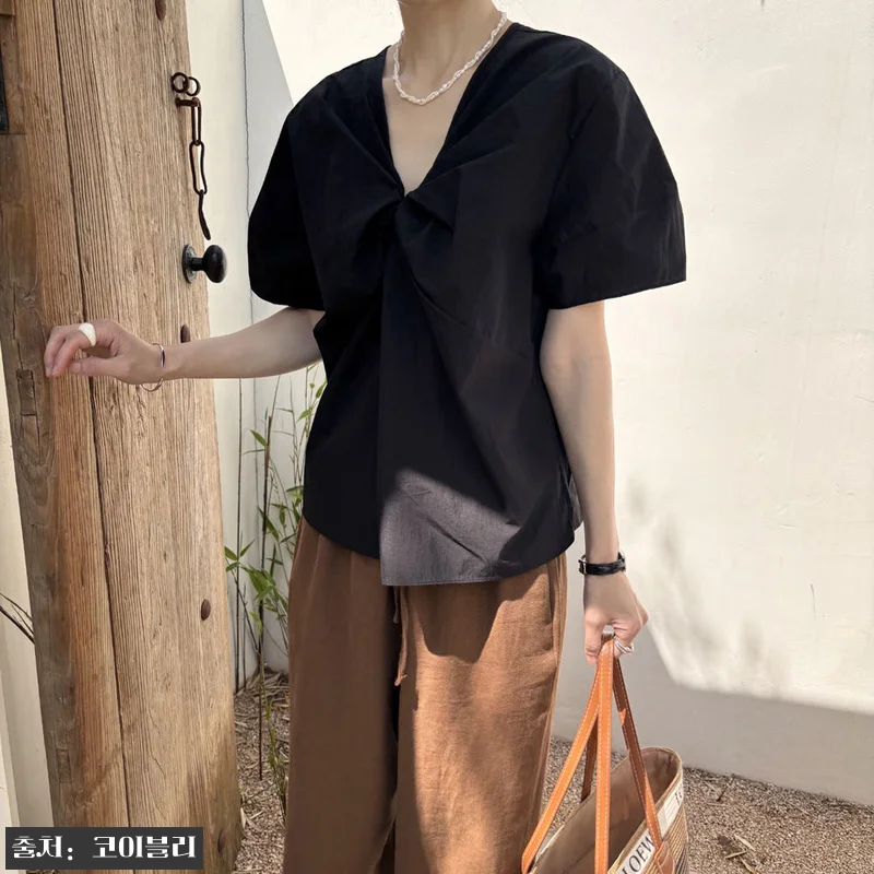 리본 양면 꼬임 바스락 코튼 세미 크롭 벌룬 반팔 블라우스 블랙, 여름 브이넥 룩으로 체크할 포인트 14 리본 양면 꼬임 바스락 코튼 세미 크 관련 이미지 3